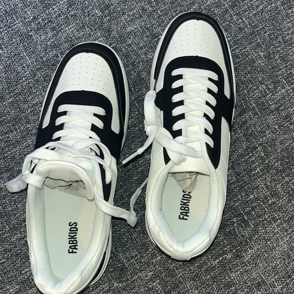 ☀️ 3 / $15 Sale ☀️ Adult shoes (FabKids brand) 7 male, 8.5 female. - Picture 1 of 6